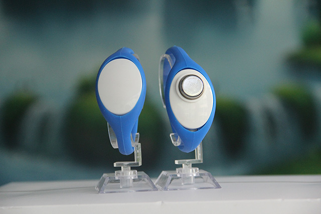 织唛腕带脆化的缘故原由