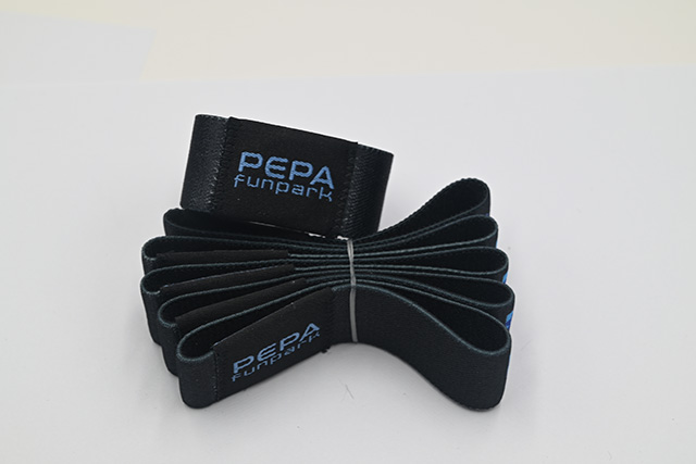 与条形码扫描类似，，，，RFID腕带电子标签有一套完整的使用系统