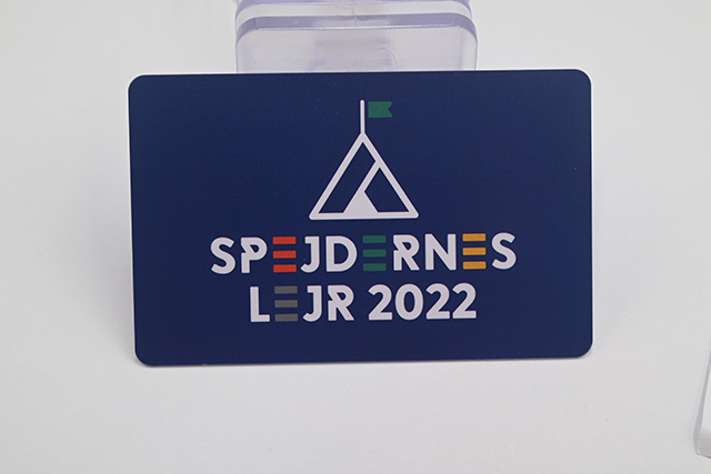 制作钥匙扣卡时的过uv工艺是什么呢？？？有了之后，，，，有什么效果呢？？？